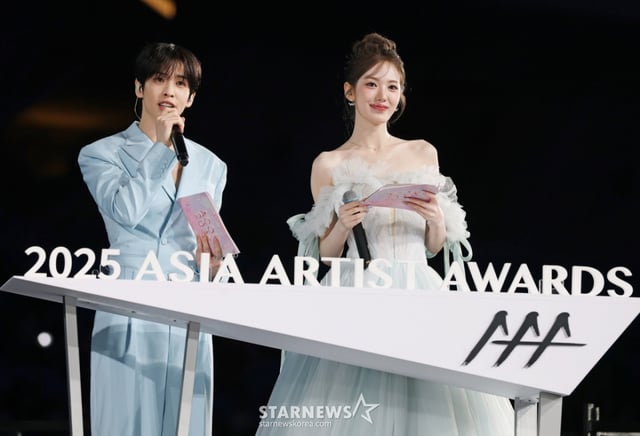 크래비티 앨런, 키키 수이가 7일 가오슝 내셔널 스타디움에서 진행된 스타뉴스 주최 '10주년 아시아 아티스트 어워즈 2025(10th Anniversary Asia Artist Awards 2025, '10주년 AAA 2025')를 기념하는 'ACON 2025'에서 사회를 보고 있다. /2025.12.07 /사진=이동훈 photoguy@