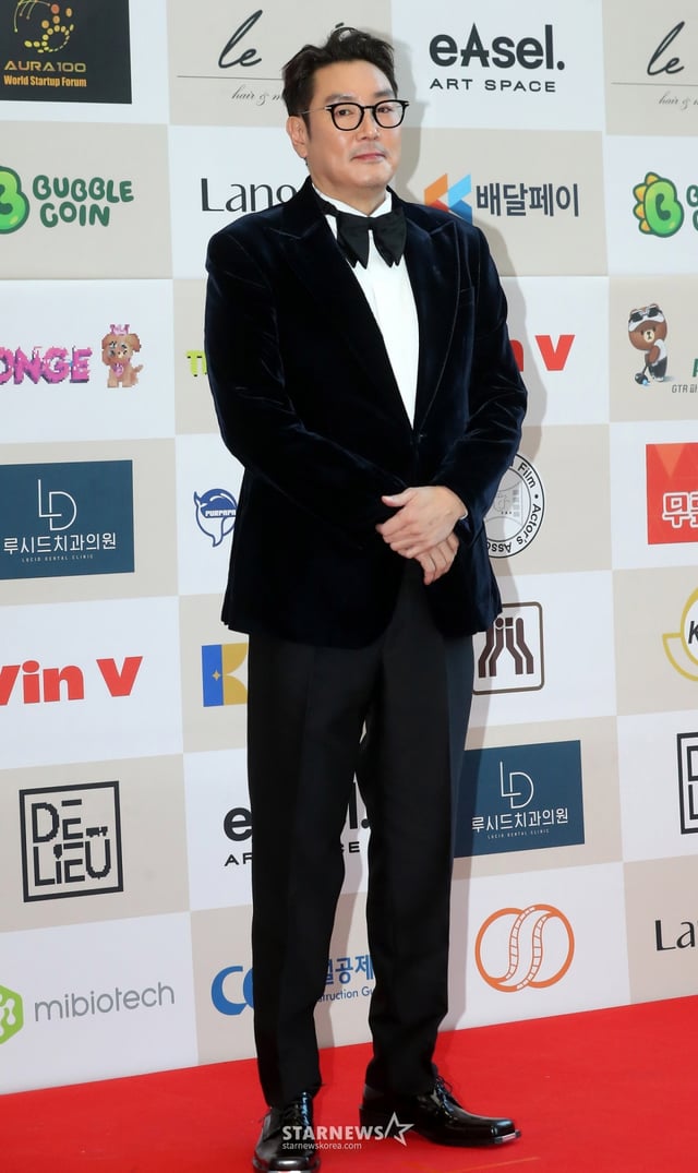 배우 조진웅이 18일 오후 서울 강남구 논현동 건설회관에서 진행된 '제44회 황금촬영상' 시상식에 참석해 포즈를 취하고 있다. 2024.11.18 /사진=김창현 chmt@