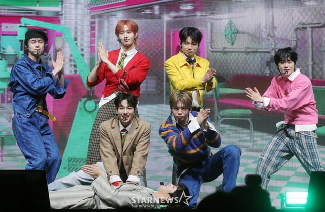 그룹 이븐(EVNNE)이 10일 오후 서울 광진구 예스24 라이브홀에서 진행된 네 번째 미니 앨범 'HOT MESS' 발매 기념 쇼케이스에 참석해 멋진 무대를 선보이고 있다. 이븐의 이번 앨범 타이틀곡 'HOT MESS'는 혼란스러운 감정을 느낄 때 당장 해답을 찾기보다는 순간에 빠져들겠다는 각오를 담은 곡이다. 2025.02.10 /사진=김창현 chmt@