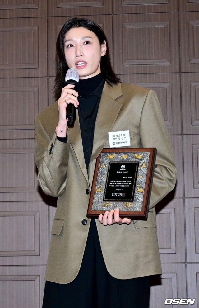 김연경이 8일 한국체육기자연맹 시상식에서 올해의 선수상을 받고 소감을 밝히고 있다.