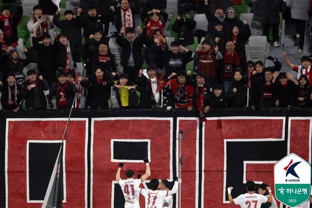 부천FC 서포터스가 8일 수원종합운동장에서 열린 수원FC와의 K리그 승강 플레이오프 2차전에서 부천의 득점이 터지자 기뻐하고 있다. /사진=한국프로축구연맹 제공