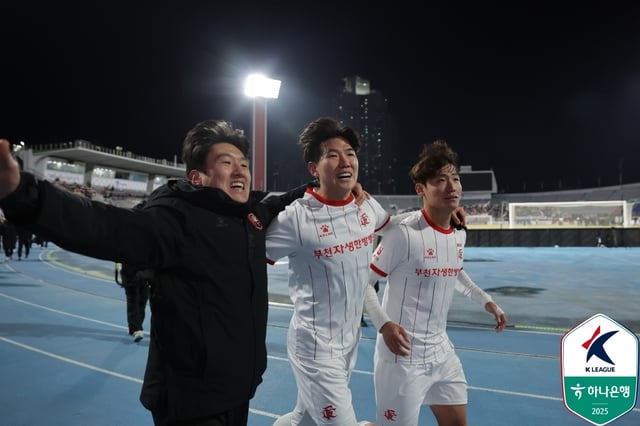 창단 첫 K리그1 승격이 확정되자 기뻐하고 있는 부천FC 선수들. /사진=한국프로축구연맹 제공