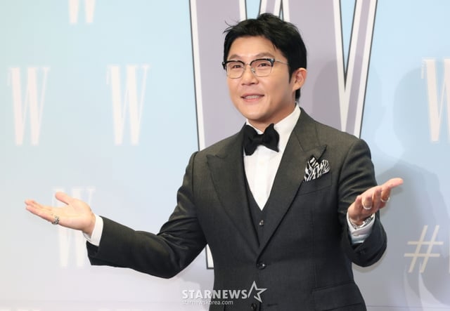 (서울=뉴스1) 권현진 기자 = 방송인 조세호가 15일 서울 종로구 포시즌스 호텔에서 열린 ‘제20회 유방암 인식 향상 캠페인 자선 행사’에서 포즈를 취하고 있다. 2025.10.15/뉴스1 Copyright © 뉴스1. All rights reserved. 무단 전재 및 재배포, AI학습 이용 금지. /사진=(서울=뉴스1) 권현진 기자