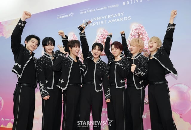 그룹 아홉이 6일 가오슝 내셔널 스타디움에서 진행된 스타뉴스 주최 '10주년 아시아 아티스트 어워즈 2025(10th Anniversary Asia Artist Awards 2025, '10주년 AAA 2025')에서 베스트 뉴아티스트 상을 수상한 뒤 포즈를 취하고 있다.   /2025.12.06 /사진=이동훈 photoguy@
