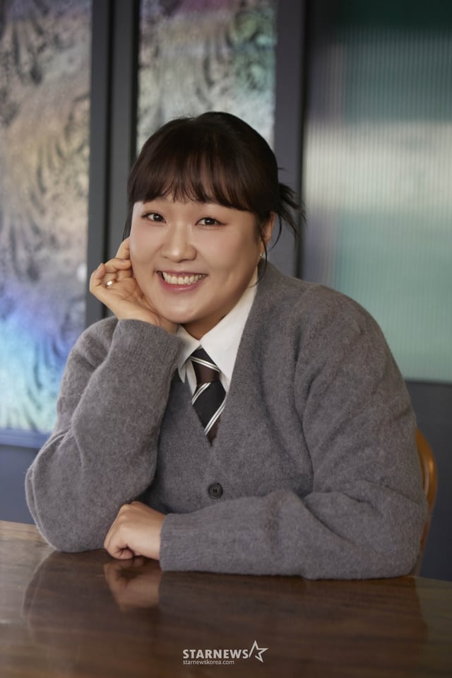 쿠팡플레이 '자매다방' 이수지가 9일 진행된 라운드 인터뷰를 위해 포즈를 취하고 있다. /사진제공=쿠팡플레이 2025.12.09 /사진=이동훈 photoguy@