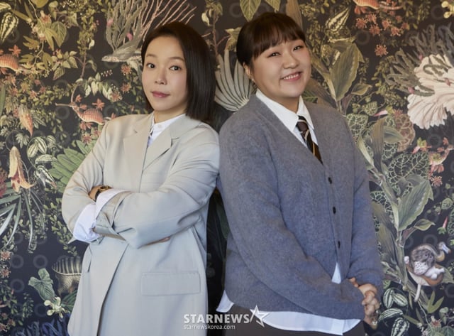 쿠팡플레이 '자매다방' 정이랑, 이수지가 9일 진행된 라운드 인터뷰를 위해 포즈를 취하고 있다. /사진제공=쿠팡플레이 2025.12.09 /사진=이동훈 photoguy@