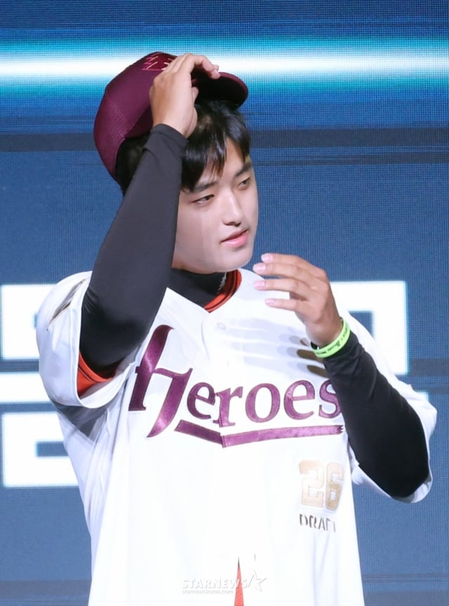 박준현이 지난 9월 드래프트 지명 직후 키움 구단으로부터 받은 유니폼과 모자를 착용하고 있다. /사진=김진경 대기자