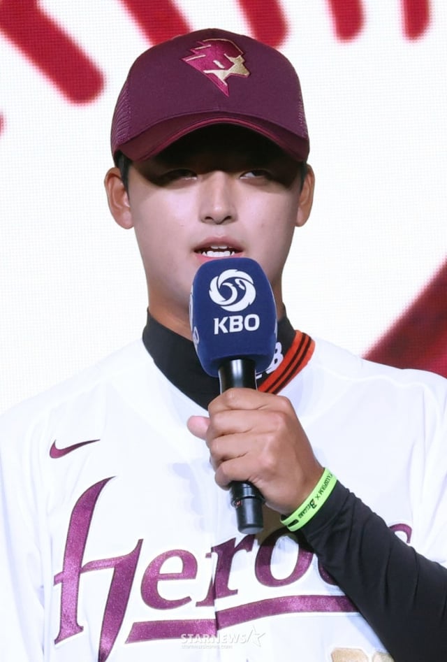 지난 9월 17일 드래프트 1순위 호명 직후 소감을 밝히고 있는 박준현. /사진=김진경 대기자