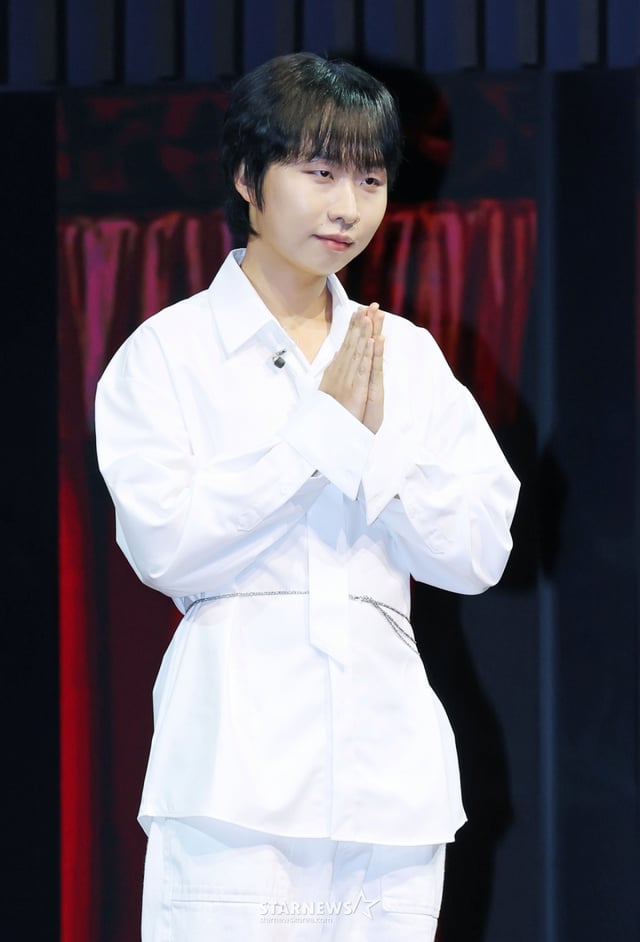 유다빈밴드 기타리스트 이준형이 15일 오후 서울 강서구 스카이아트홀에서 진행된 두 번째 정규 앨범 ‘코다’([CODA]) 발매기념 쇼케이스에서 포즈를 취하고 있다.   1집 이후 4년만의 정규 앨범인 ‘코다’는 두 개의 챕터로 나뉘어 하나의 유기적인 ‘연극’을 테마로 소개되며, 총 11곡이 수록된다. /2025.09.15 /사진=이동훈 photoguy@