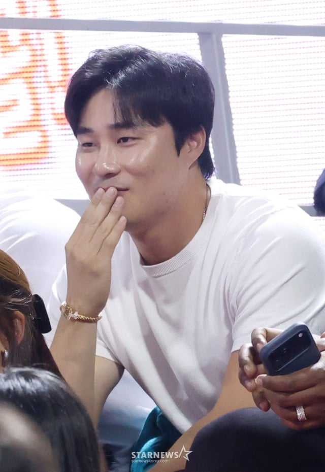 김하성이 지난 11월 4일 KBL 경기를 관람하고 있다. /사진=김진경 대기자