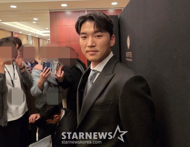 LG 박해민이 9일 서울 잠실 롯데호텔 월드에서 열리는 2025 신한 SOL뱅크 KBO 골든글러브 시상식에서 취재진과 인터뷰하고 있다. /사진=김동윤 기자