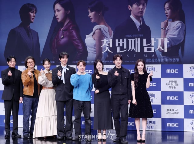 배우 이재황, 정찬, 오현경, 박건일, 강태흠 PD, 배우 함은정, 윤선우, 김민설이 10일 서울 마포구 상암 MBC에서 진행된 일일드라마 '첫 번째 남자' 제작발표회에 참석해 포즈를 취하고 있다./2025.12.10 /사진=김휘선 hwijpg@