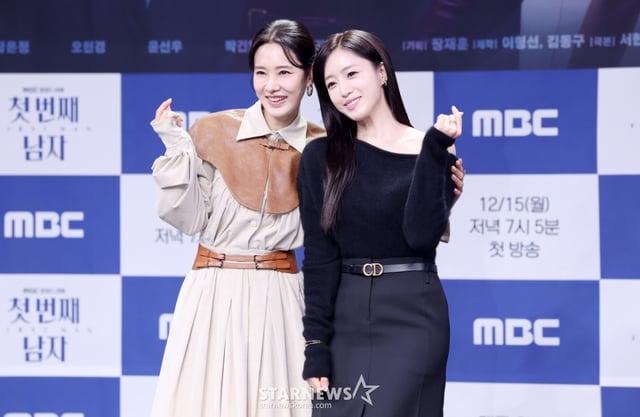 배우 오현경, 함은정이 10일 서울 마포구 상암 MBC에서 진행된 일일드라마 '첫 번째 남자' 제작발표회에 참석해 포즈를 취하고 있다./2025.12.10 /사진=김휘선 hwijpg@