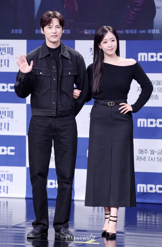 배우 윤선우, 함은정이 10일 서울 마포구 상암 MBC에서 진행된 일일드라마 '첫 번째 남자' 제작발표회에 참석해 포즈를 취하고 있다./2025.12.10 /사진=김휘선 hwijpg@