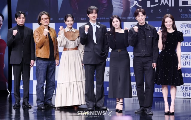 배우 이재황, 정찬, 오현경, 박건일, 함은정, 윤선우, 김민설이 10일 서울 마포구 상암 MBC에서 진행된 일일드라마 '첫 번째 남자' 제작발표회에 참석해 포즈를 취하고 있다./2025.12.10 /사진=김휘선 hwijpg@