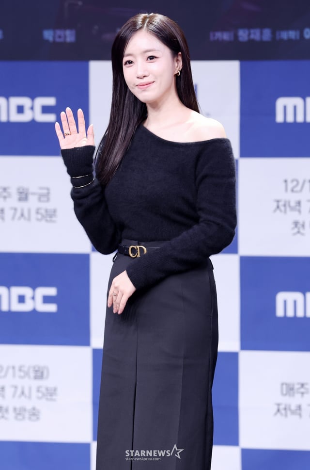 배우 함은정이 10일 서울 마포구 상암 MBC에서 진행된 일일드라마 '첫 번째 남자' 제작발표회에 참석해 포즈를 취하고 있다./2025.12.10 /사진=김휘선 hwijpg@