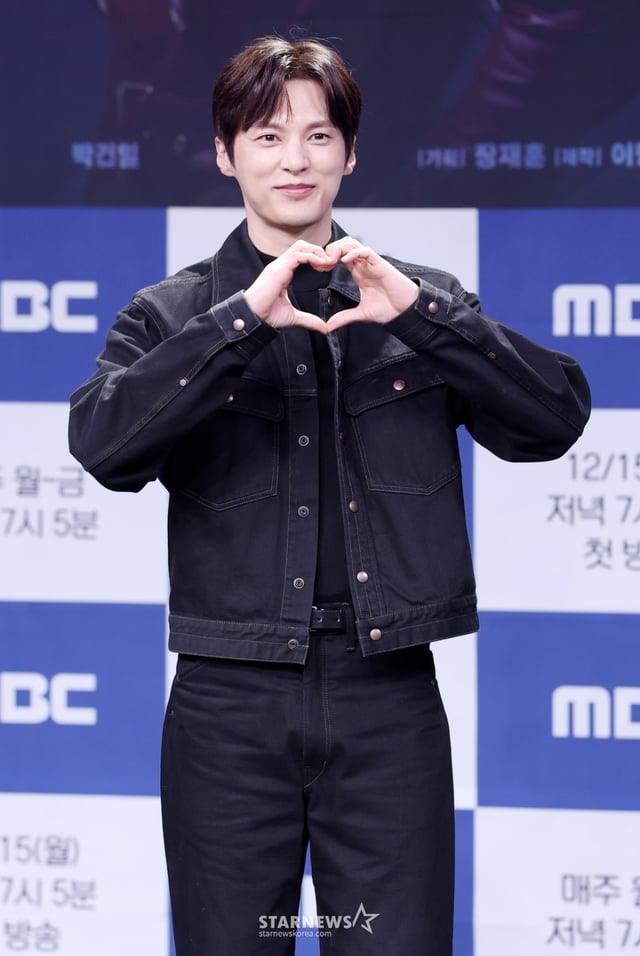 배우 윤선우가 10일 서울 마포구 상암 MBC에서 진행된 일일드라마 '첫 번째 남자' 제작발표회에 참석해 포즈를 취하고 있다./2025.12.10 /사진=김휘선 hwijpg@