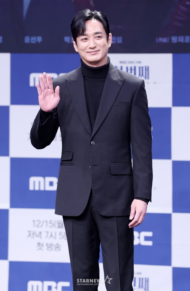 배우 이재황이 10일 서울 마포구 상암 MBC에서 진행된 일일드라마 '첫 번째 남자' 제작발표회에 참석해 포즈를 취하고 있다. /2025.12.10 /사진=김휘선 hwijpg@