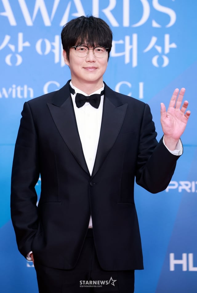 (서울=뉴스1) 김진환 기자 = 가수 성시경이 5일 오후 서울 강남구 코엑스에서 열린 '61회 백상예술대상' 레드카펫에서 포즈를 취하고 있다. 2025.5.6/뉴스1  Copyright © 뉴스1. All rights reserved. 무단 전재 및 재배포,  AI학습 이용 금지. /사진=(서울=뉴스1) 김진환 기자
