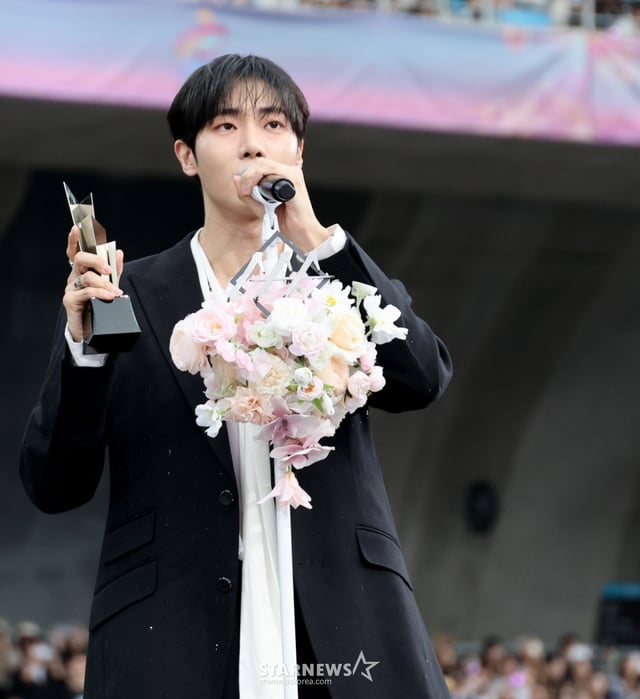 AAA ICON상 추영우가 6일 대만 가오슝 내셔널 스타디움에서 진행된 스타뉴스 주최 '10주년 아시아 아티스트 어워즈 2025(10th Anniversary Asia Artist Awards 2025, '10주년 AAA 2025')에서 수상소감을 전하고 있다. 2025.12.06 /사진=강영조 cameratalks@
