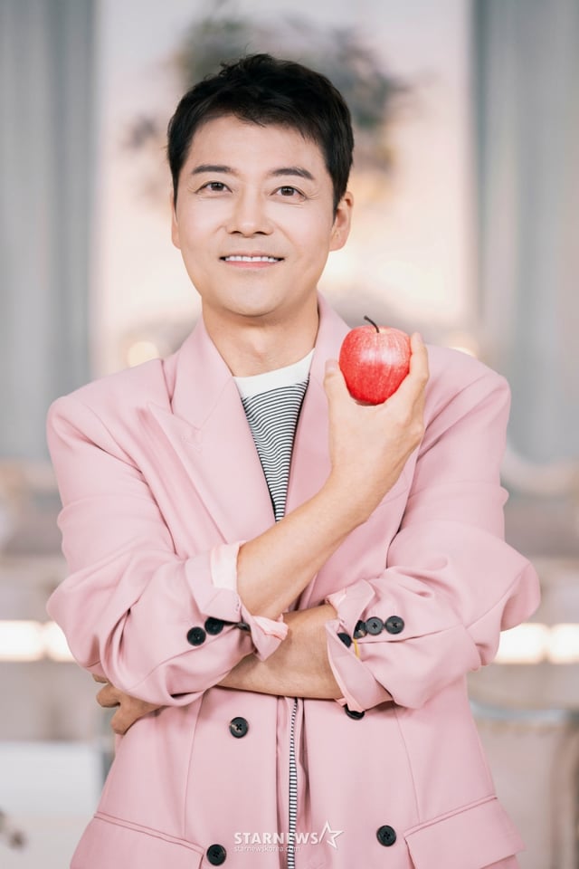 방송인 전현무가 31일 오전 온라인으로 진행된 SBS Plus·Kstar 예능 '리얼 연애실험실 독사과' 시즌2 제작발표회에 참석해 포즈를 취하고 있다. /사진제공=SBS Plus·Kstar 2025.10.31 /사진=이동훈 photoguy@
