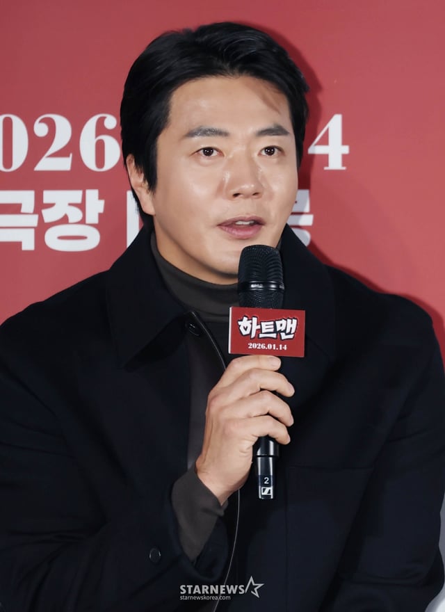 배우 권상우가 11일 오전 서울 광진구 롯데시네마 건대입구점에서 진행된 영화 '하트맨'(감독 최원섭) 제작발표회에 참석해 질문에 답하고 있다.  돌아온 남자 승민(권상우)이 다시 만난 첫사랑을 놓치지 않기 위해 고군분투하지만, 그녀에게 절대 말할 수 없는 비밀이 생기며 벌어지는 코미디 '하트맨'은 내년 1월 14일 개봉한다. /2025.12.11 /사진=이동훈 photoguy@