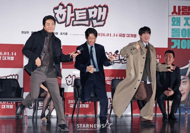 배우 권상우, 박지환, 표지훈이 11일 오전 서울 광진구 롯데시네마 건대입구점에서 진행된 영화 '하트맨'(감독 최원섭) 제작발표회에 참석해 극중 퍼포먼스를 선보이고 있다. 돌아온 남자 승민(권상우)이 다시 만난 첫사랑을 놓치지 않기 위해 고군분투하지만, 그녀에게 절대 말할 수 없는 비밀이 생기며 벌어지는 코미디 '하트맨'은 내년 1월 14일 개봉한다. /2025.12.11 /사진=이동훈 photoguy@