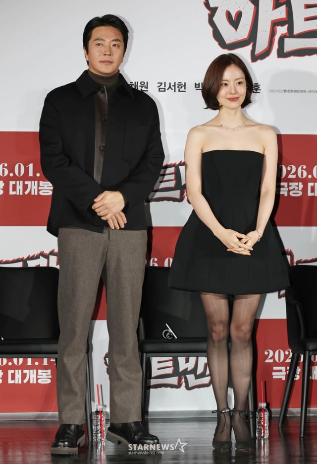 배우 권상우, 문채원이 11일 오전 서울 광진구 롯데시네마 건대입구점에서 진행된 영화 '하트맨'(감독 최원섭) 제작발표회에 참석해 인사를 하고 있다. 돌아온 남자 승민(권상우)이 다시 만난 첫사랑을 놓치지 않기 위해 고군분투하지만, 그녀에게 절대 말할 수 없는 비밀이 생기며 벌어지는 코미디 '하트맨'은 내년 1월 14일 개봉한다. /2025.12.11 /사진=이동훈 photoguy@