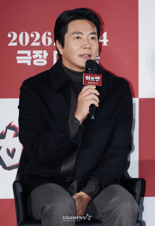 배우 권상우가 11일 오전 서울 광진구 롯데시네마 건대입구점에서 진행된 영화 '하트맨'(감독 최원섭) 제작발표회에 참석해 질문에 답하고 있다. 돌아온 남자 승민(권상우)이 다시 만난 첫사랑을 놓치지 않기 위해 고군분투하지만, 그녀에게 절대 말할 수 없는 비밀이 생기며 벌어지는 코미디 '하트맨'은 내년 1월 14일 개봉한다. /2025.12.11 /사진=이동훈 photoguy@