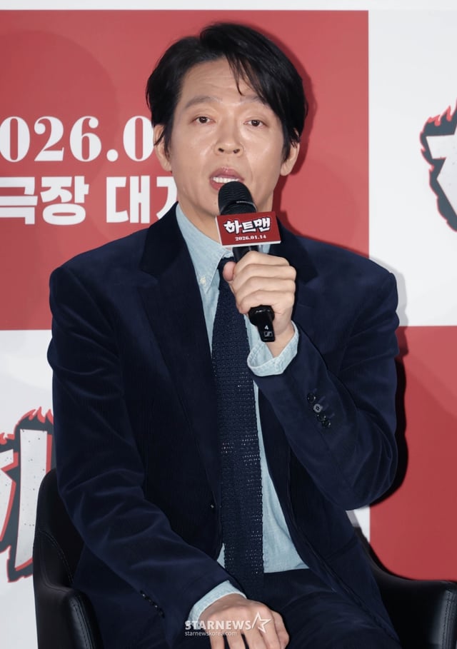 배우 박지환이 11일 오전 서울 광진구 롯데시네마 건대입구점에서 진행된 영화 '하트맨'(감독 최원섭) 제작발표회에 참석해 질문에 답하고 있다. 돌아온 남자 승민(권상우)이 다시 만난 첫사랑을 놓치지 않기 위해 고군분투하지만, 그녀에게 절대 말할 수 없는 비밀이 생기며 벌어지는 코미디 '하트맨'은 내년 1월 14일 개봉한다. /2025.12.11 /사진=이동훈 photoguy@