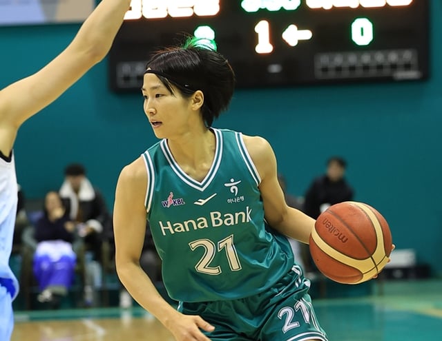 지난 8일 신한은행전에서 돌파를 시도하는 사키. /사진=WKBL