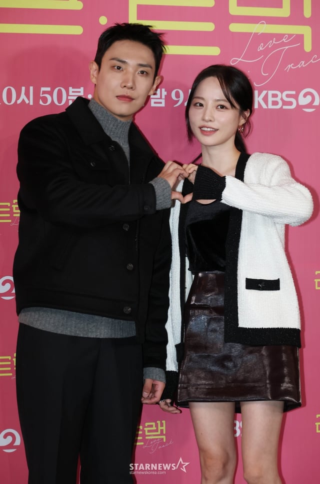 배우 이준, 배윤경이 11일 오후 서울 영등포구 타임스퀘어 CGV영등포점에서 진행된 2025 KBS 2TV 단막 프로젝트 '러브 : 트랙' 제작발표회에 참석해 포즈를 취하고 있다. /2025.12.11 /사진=이동훈 photoguy@