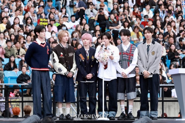 그룹 킥플립이 6일 가오슝 내셔널 스타디움에서 진행된 스타뉴스 주최 '10주년 아시아 아티스트 어워즈 2025(10th Anniversary Asia Artist Awards 2025, '10주년 AAA 2025')에서 AAA Best New Artist상을 받고 수상소감을 말하고 있다. /2025.12.06 /사진=임성균 tjdrbs23@