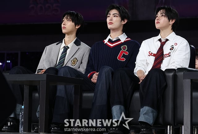 그룹 킥플립 멤버들이 6일 가오슝 내셔널 스타디움에서 진행된 스타뉴스 주최 '10주년 아시아 아티스트 어워즈 2025(10th Anniversary Asia Artist Awards 2025, '10주년 AAA 2025')에서 무대를 바라보고 있다. /사진=김진경 kim.jinkyung@