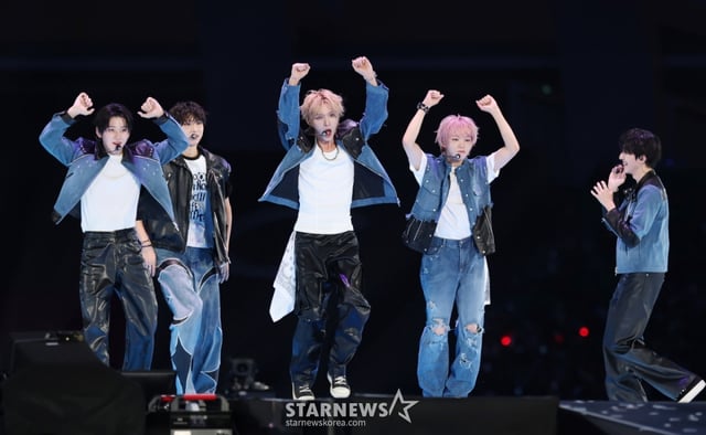 그룹 킥플립이 7일 가오슝 내셔널 스타디움에서 진행된 스타뉴스 주최 '10주년 아시아 아티스트 어워즈 2025(10th Anniversary Asia Artist Awards 2025, '10주년 AAA 2025')를 기념하는 'ACON 2025'에서 멋진 무대를 선보였다. 'ACON 2025'는 'AAA'의 10주년을 기념하고 함께 축하하는 의미에서 열리는 페스타로, 배우 이준영과 i-dle(아이들) 슈화, 크래비티 앨런, 키키 수이가 MC를 맡아 'ACON 2025'를 이끌고 QWER(큐더블유이알), 넥스지(NEXZ), 아홉(AHOF), 애쉬 아일랜드(Ash Island), 에이티즈(ATEEZ), 우즈(WOODZ), 이이경, 최예나(YENA), 키스오브라이프(KISS OF LIFE), 키키(KiiiKiii), 킥플립(KickFlip), 크래비티(CRAVITY), 싸이커스(xikers), SB19(에스비나인틴) 등이 출연했다. /2025.12.07 /사진=이동훈 photoguy@
