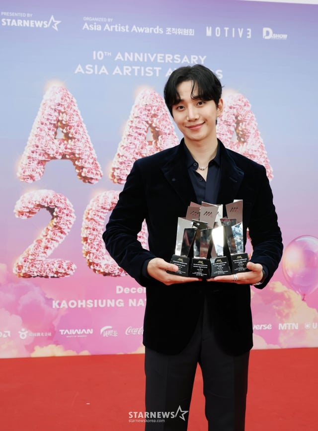 배우 이준호가 6일 가오슝 내셔널 스타디움에서 진행된 스타뉴스 주최 '10주년 아시아 아티스트 어워즈 2025(10th Anniversary Asia Artist Awards 2025, '10주년 AAA 2025')에서 대상 올해의 남우주연상, 베스트 아티스트, 패뷸러스, 인기상을 수상한 뒤 포즈를 취하고 있다.  12월 6일~7일 양일에 걸쳐 가오슝 내셔널 스타디움에서 펼쳐지는 '10주년 아시아 아티스트 어워즈 2025(10th Anniversary Asia Artist Awards 2025, '10주년 AAA 2025')'와 페스타 'ACON 2025'는 MTN(머니투데이방송)과 위버스(Weverse)를 통해 각각 TV와 온라인 스트리밍으로 생중계 된다. /2025.12.06 /사진=이동훈 photoguy@