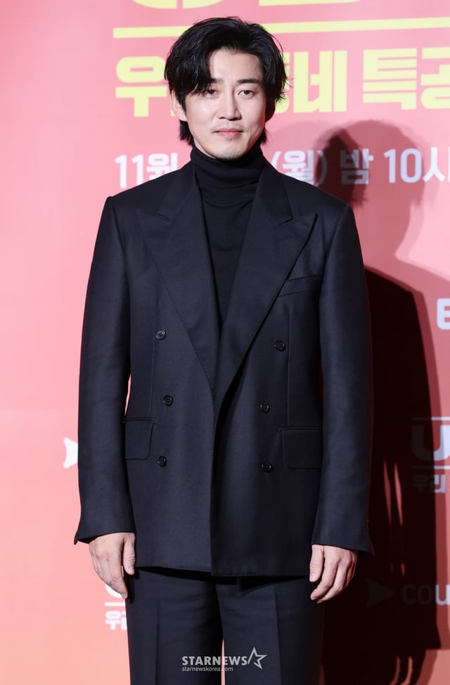배우 윤계상이 17일 서울 광진구 풀만 앰버서더 서울이스트폴에서 진행된 쿠팡플레이x지니TV 시리즈 'UDT: 우리 동네 특공대' 제작발표회에 참석해 포즈를 취하고 있다. /2025.11.17 /사진=김휘선 hwijpg@