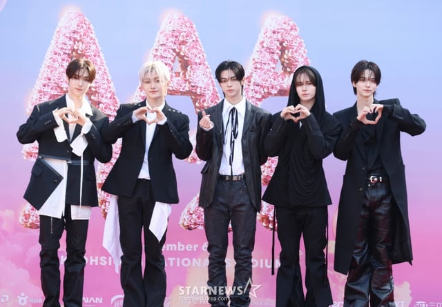 그룹 투어스가 6일 대만 가오슝 내셔널 스타디움에서 진행된 스타뉴스 주최 '10주년 아시아 아티스트 어워즈 2025(10th Anniversary Asia Artist Awards 2025, '10주년 AAA 2025') 레드카펫 행사에 참석해 포즈를 취하고 있다. /2025.12.06 /사진=이동훈 photoguy@