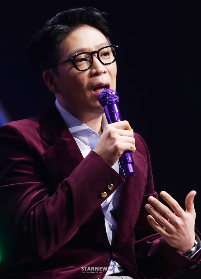  가수 MC몽이 25일 오후 서울 광진구 예스24 라이브홀에서 진행된 정규 8집 앨범 'CHANNEL 8' 발매 기념 기자간담회에서 질의응답을 하고 있다.