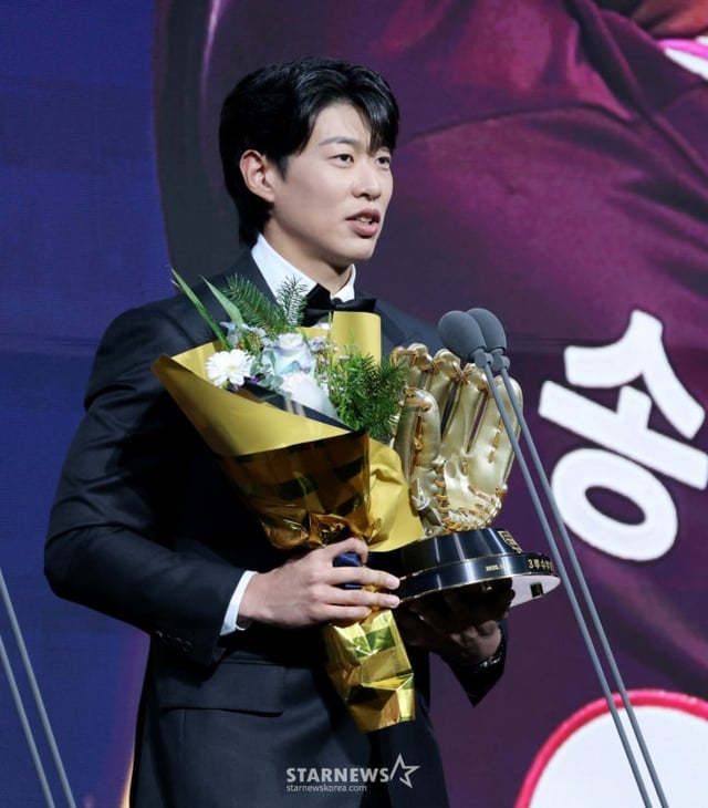 송성문이 지난 9일 골든글러브 시상식에서 3루수 황금장갑을 수상한 뒤 소감을 밝히고 있다. /사진=강영조 선임기자