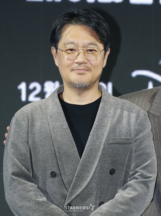 우민호 감독이 15일 오전 서울 강남구 그랜드 인터컨티넨탈 서울 파르나스 호텔에서 진행된 디즈니+ 오리지널 시리즈 '메이드 인 코리아' 제작발표회에 참석해 포즈를 취하고 있다. 부와 권력에 대한 야망을 지닌 남자와 그를 막기 위해 모든 것을 내던진 검사, 시대의 소용돌이 속 펼쳐지는 이야기 '메이드 인 코리아'는 오는 24일 공개된다. /2025.12.15 /사진=이동훈 photoguy@