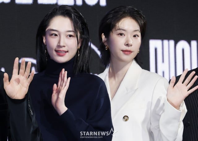 배우 원지안, 서은수가 15일 오전 서울 강남구 그랜드 인터컨티넨탈 서울 파르나스 호텔에서 진행된 디즈니+ 오리지널 시리즈 '메이드 인 코리아' 제작발표회에 참석해 포즈를 취하고 있다. 부와 권력에 대한 야망을 지닌 남자와 그를 막기 위해 모든 것을 내던진 검사, 시대의 소용돌이 속 펼쳐지는 이야기 '메이드 인 코리아'는 오는 24일 공개된다. /2025.12.15 /사진=이동훈 photoguy@