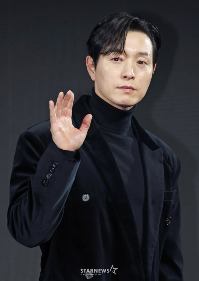 배우 정성일이 15일 오전 서울 강남구 그랜드 인터컨티넨탈 서울 파르나스 호텔에서 진행된 디즈니+ 오리지널 시리즈 '메이드 인 코리아' 제작발표회에 참석해 포즈를 취하고 있다. 부와 권력에 대한 야망을 지닌 남자와 그를 막기 위해 모든 것을 내던진 검사, 시대의 소용돌이 속 펼쳐지는 이야기 '메이드 인 코리아'는 오는 24일 공개된다. /2025.12.15 /사진=이동훈 photoguy@