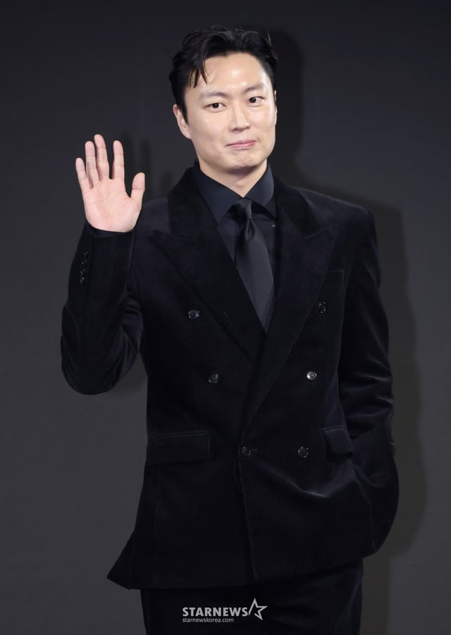 배우 노재원이 15일 오전 서울 강남구 그랜드 인터컨티넨탈 서울 파르나스 호텔에서 진행된 디즈니+ 오리지널 시리즈 '메이드 인 코리아' 제작발표회에 참석해 포즈를 취하고 있다. 부와 권력에 대한 야망을 지닌 남자와 그를 막기 위해 모든 것을 내던진 검사, 시대의 소용돌이 속 펼쳐지는 이야기 '메이드 인 코리아'는 오는 24일 공개된다. /2025.12.15 /사진=이동훈 photoguy@