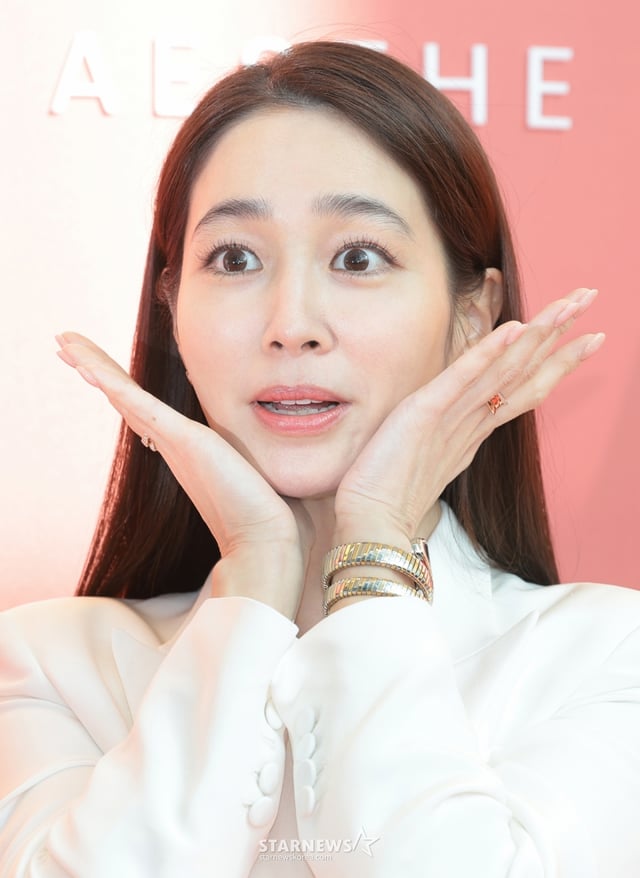 (서울=뉴스1) 권현진 기자 = 배우 이민정이 8일 서울 영등포구 FKI 타워 컨퍼런스센터에서 열린 코스메틱 브랜드 AHC 신제품 ‘풀 리프트 아이크림 포 페이스 론칭 행사에서 포즈를 취하고 있다. 2025.12.8/뉴스1  Copyright © 뉴스1. All rights reserved. 무단 전재 및 재배포,  AI학습 이용 금지. /사진=(서울=뉴스1) 권현진 기자
