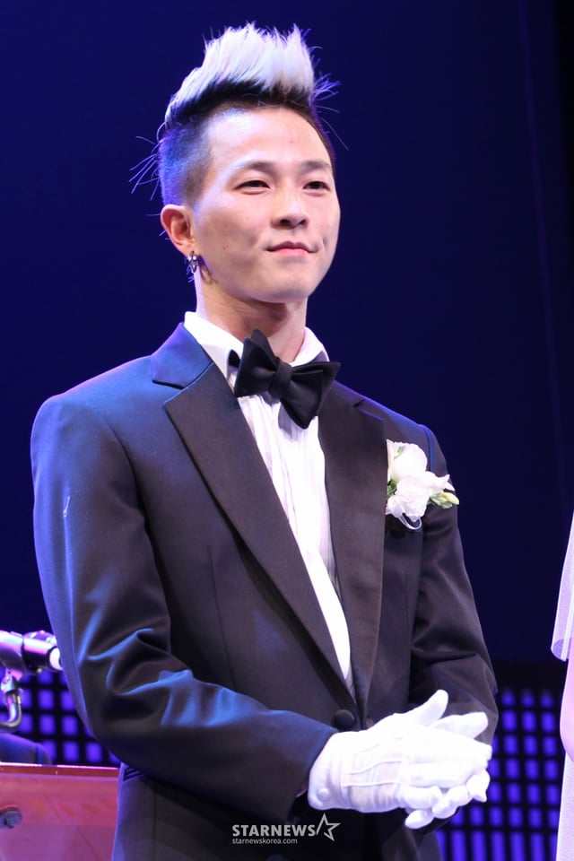 팝핀현준과 국립 창극단 단원 신부 박애리씨가 20일 오후 서울 장충동 국립극장 달오름극장에서  춤꾼과 소리꾼의 만남, 프로포즈, 백년가약 등 테마로 노래와 퍼포먼스를 곁들인 특별한 결혼식을 올리고 있다. /사진=임성균 기자 tjdrbs23@