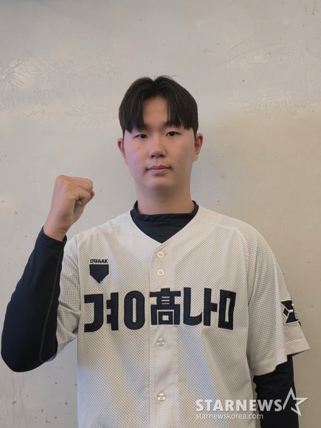 경남고 장찬희가 15일 서울특별시 송파구 방이동에 위치한 올림픽파크텔에서 열린 '2025년 야구소프트볼인의 밤'에서 우수 선수상을 수상했다. /사진=김동윤 기자