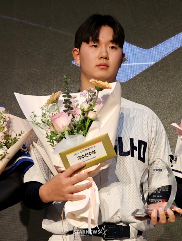 경남고 장찬희가 15일 서울특별시 송파구 방이동에 위치한 올림픽파크텔에서 열린 '2025년 야구소프트볼인의 밤'에서 우수 선수상을 수상했다. /사진=강영조 선임기자