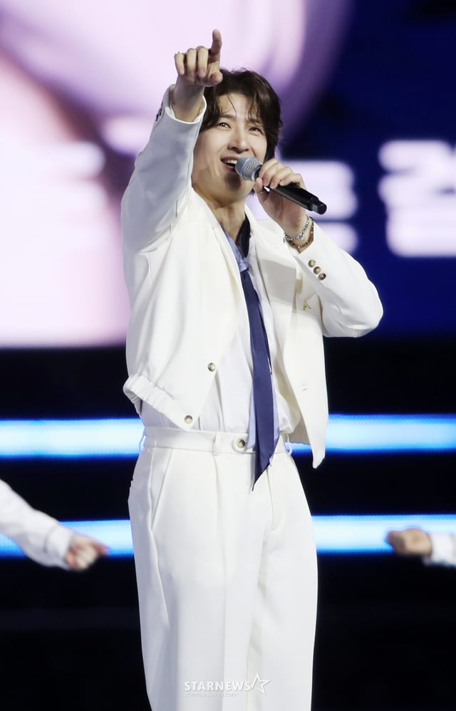 그룹 god 손호영이 30일 오후 서울 마포구 상암월드컵경기장에서 열린 '서울스프링페스타 2025' 원더쇼에서 멋진 무대를 선보이고 있다. /2025.04.30 /사진=김휘선 hwijpg@