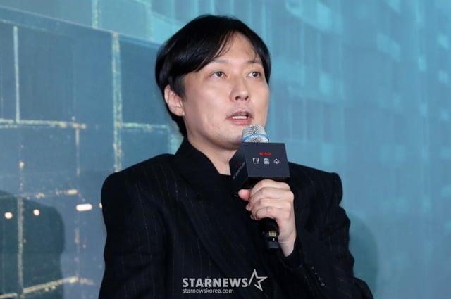 [서울=뉴시스] 김혜진 기자 = 김병우 감독이 16일 오전 서울 용산구 CGV용산아이파크몰에서 열린 넷플릭스 영화 '대홍수'(감독 김병우) 제작보고회에서 인사말을 하고 있다. 2025.12.16. jini@newsis.com /사진=김혜진